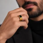 مدل مرد که انگشتر مردانه طلا با نگین اونیکس انداخته است - سفارش انگشتر از گالری طلای مینیاتور minitala.com