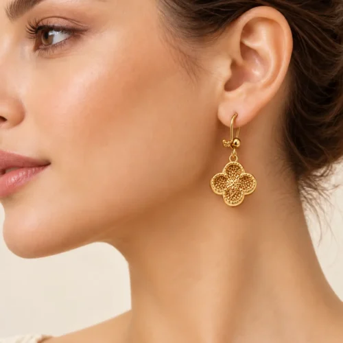گوشواره طلا ونکلیف بر روی مدل